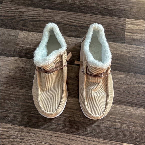 Fuzzy off-brand hey dudes - Picture 2 of 6